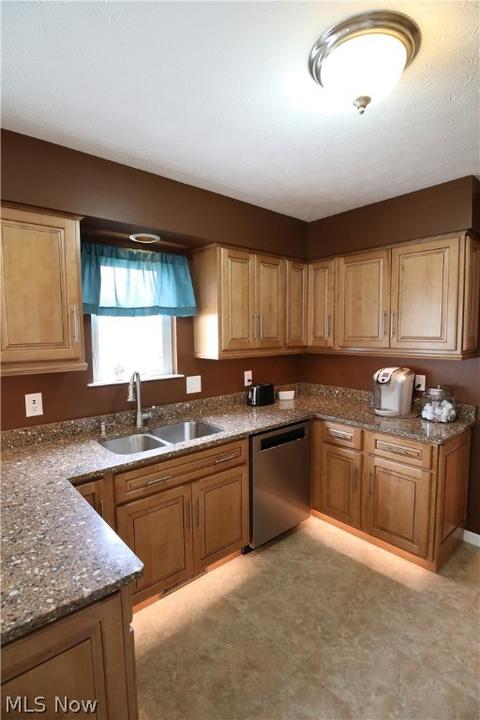 158 Findlay Ct, Elyria, OH 44035 photo 8