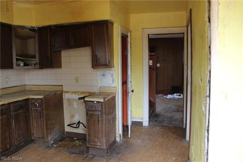 712 Garfield St, Akron, OH 44310 photo 4