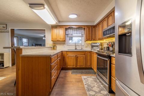 302 E 9th St, Williamstown, WV 26187 photo 6