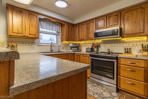 302 E 9th St, Williamstown, WV 26187 photo 8