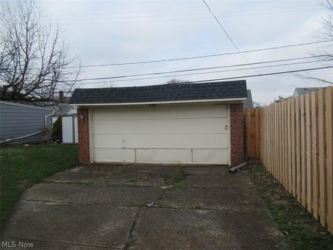 6010 Belmere Dr, Parma, OH 44129 photo 3
