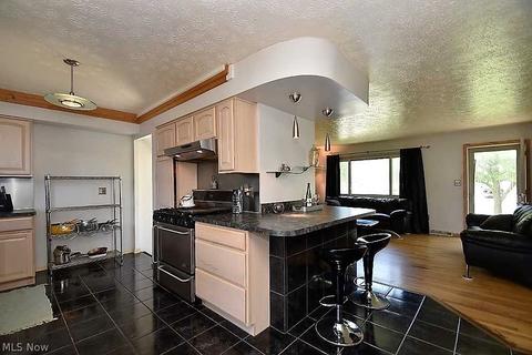 5855 E Glenn Dr, Maple Heights, OH 44137 photo 3