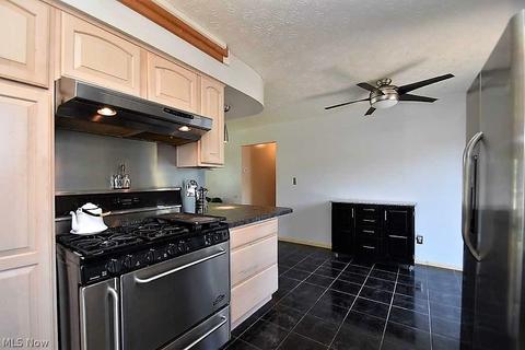 5855 E Glenn Dr, Maple Heights, OH 44137 photo 4
