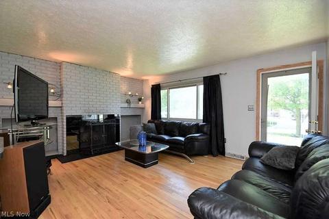 5855 E Glenn Dr, Maple Heights, OH 44137 photo 8