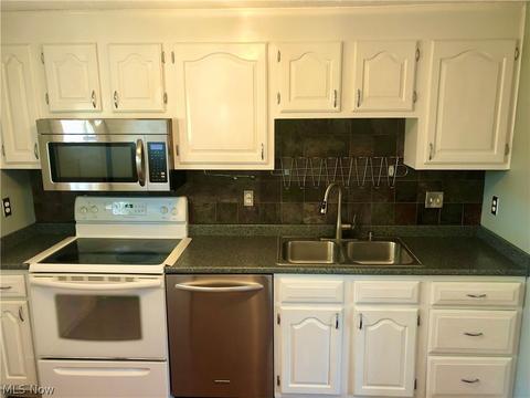 970 Hampton Ridge Dr, Akron, OH 44313 photo 9
