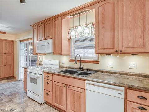 838 Salem Ave, Elyria, OH 44035 photo 6
