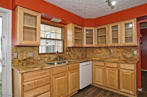 8379 Paddock Ct, Mentor, OH 44060 photo 4