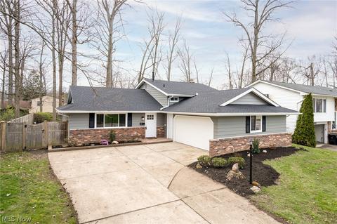 654 Augdon Dr, Elyria, OH 44035 photo 2