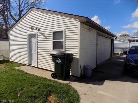 1054 Bryce Ave, Aurora, OH 44202 photo 2
