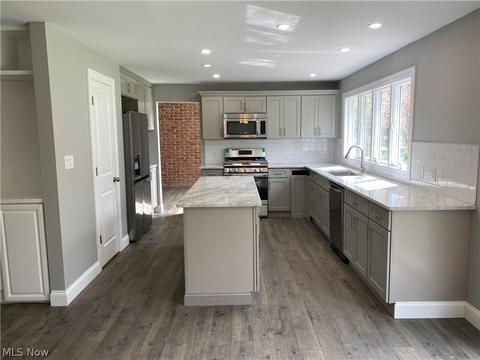 7767 Silver Fox Dr, Youngstown, OH 44512 photo 2