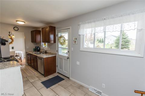 357 Chestnut Dr, Berea, OH 44017 photo 7