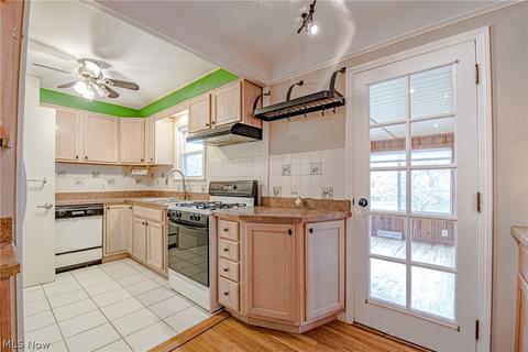 1725 E 240 St, Euclid, OH 44117 photo 2