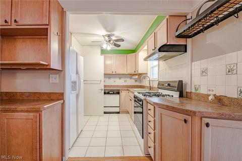 1725 E 240 St, Euclid, OH 44117 photo 4
