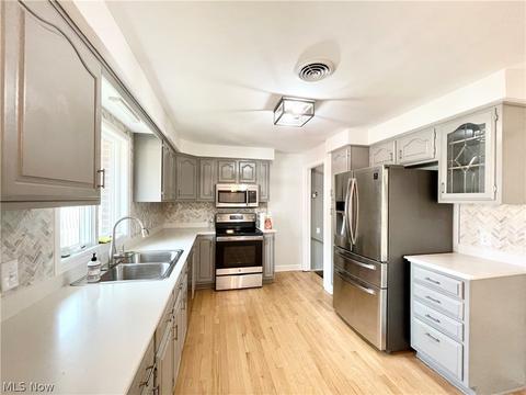 2502 E 35th St, Lorain, OH 44055 photo 8