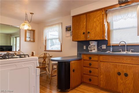 525 W Omar St, Struthers, OH 44471 photo 4