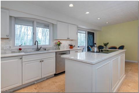 5705 Ledgebrook Ln, Solon, OH 44139 photo 17