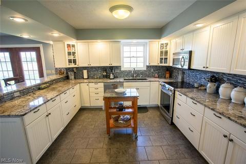8193 White Rd, Burbank, OH 44214 photo 2