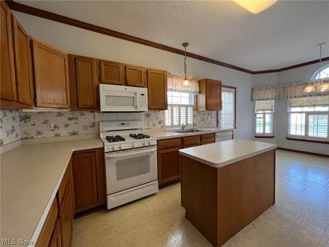 114 Middle Post Pt, Chardon, OH 44024 photo 4