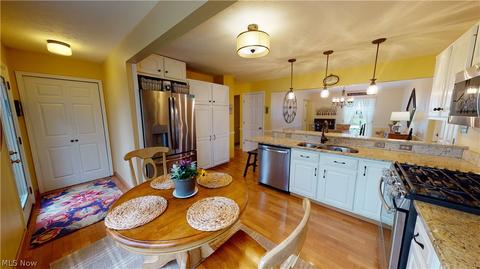 33475 Coachman Ln, Solon, OH 44139 photo 2