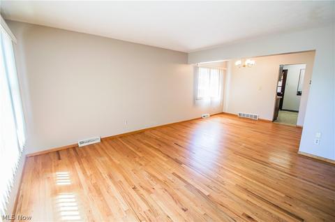 552 E 208th St, Euclid, OH 44119 photo 4