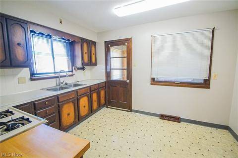 552 E 208th St, Euclid, OH 44119 photo 7