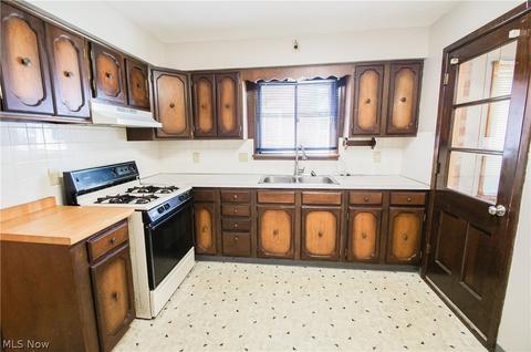 552 E 208th St, Euclid, OH 44119 photo 6