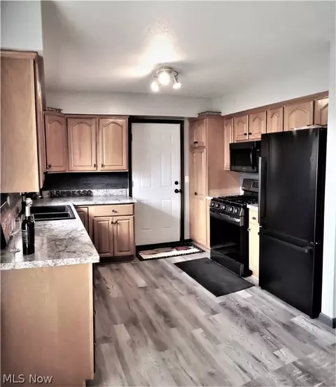 907 Delaware Ave, Elyria, OH 44035 photo 2