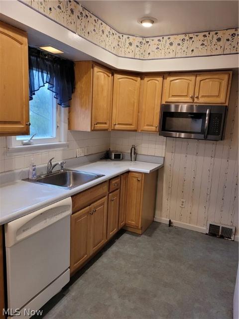 8218 Essen Ave, Parma, OH 44129 photo 3