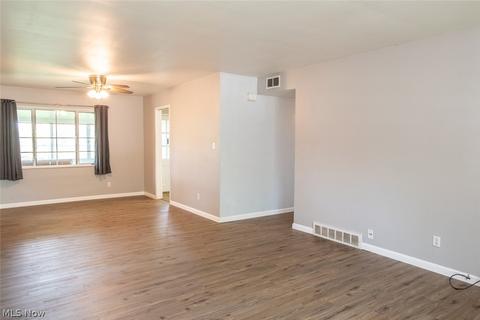 700 Willow Dr, Euclid, OH 44132 photo 3