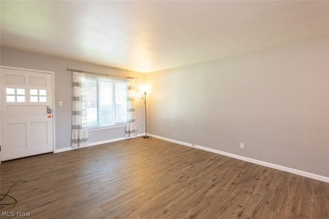 700 Willow Dr, Euclid, OH 44132 photo 4