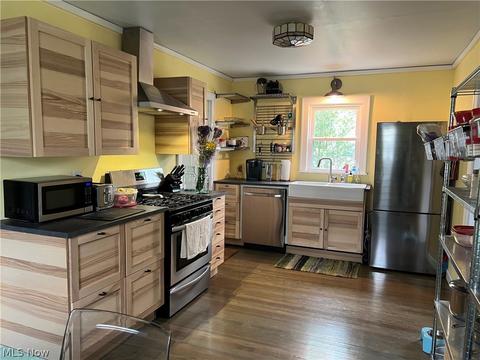 272 E Willowview Dr, Akron, OH 44319 photo 9