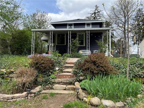 272 E Willowview Dr, Akron, OH 44319 photo 3