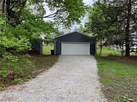 272 E Willowview Dr, Akron, OH 44319 photo 2