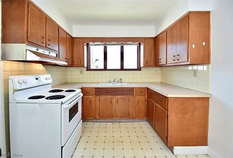 351 E Glenwood Ave, Akron, OH 44310 photo 3
