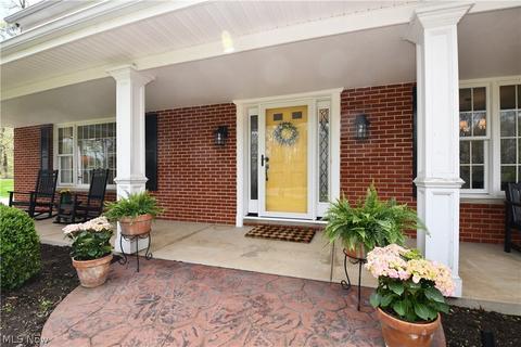735 Treecrest Dr, Akron, OH 44333 photo 2