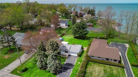 5976 Thunderbird Dr, Mentor On The Lake, OH 44060 photo 2