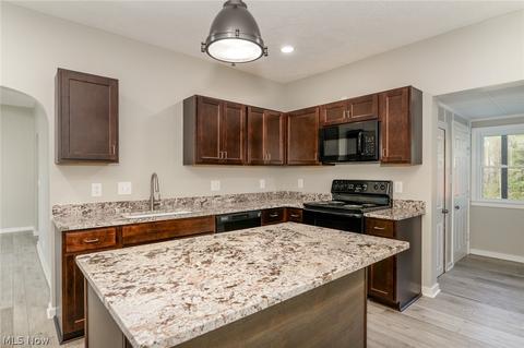 438 High St, Wadsworth, OH 44281 photo 4