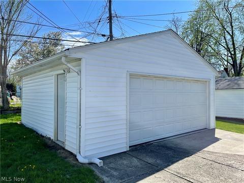 18606 Libby Rd, Maple Heights, OH 44137 photo 4