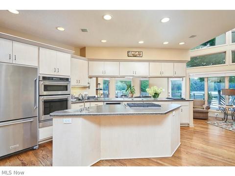 311 Lake Pointe Dr, Akron, OH 44333 photo 14