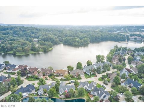 311 Lake Pointe Dr, Akron, OH 44333 photo 2