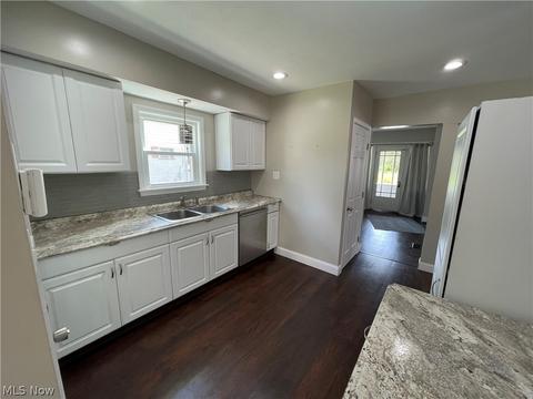150 Perry St, Struthers, OH 44471 photo 2