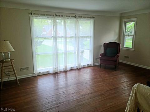 1192 Mapleview Dr, Seven Hills, OH 44131 photo 2