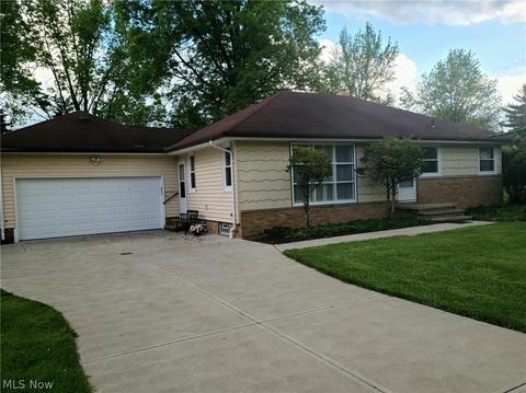 1192 Mapleview Dr, Seven Hills, OH 44131 photo 1