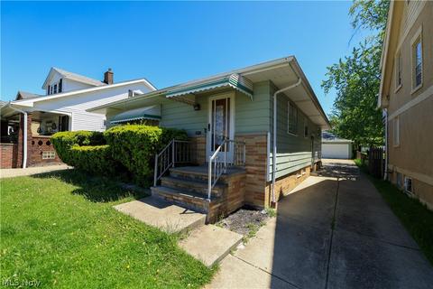 5207 Thomas St, Maple Heights, OH 44137 photo 1