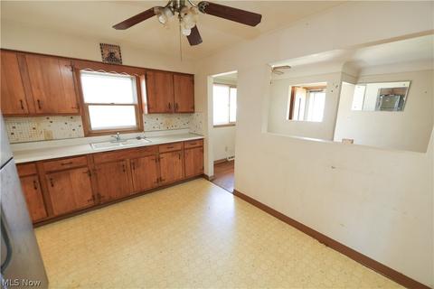 5207 Thomas St, Maple Heights, OH 44137 photo 3