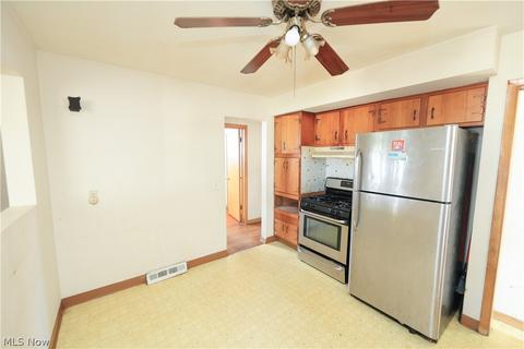 5207 Thomas St, Maple Heights, OH 44137 photo 4