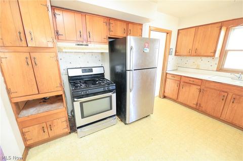 5207 Thomas St, Maple Heights, OH 44137 photo 5