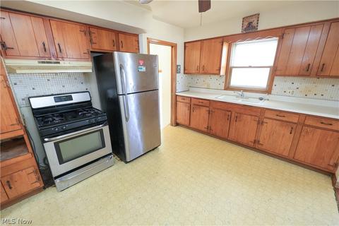 5207 Thomas St, Maple Heights, OH 44137 photo 2