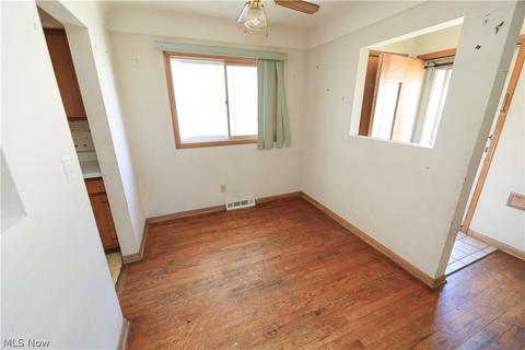 5207 Thomas St, Maple Heights, OH 44137 photo 9