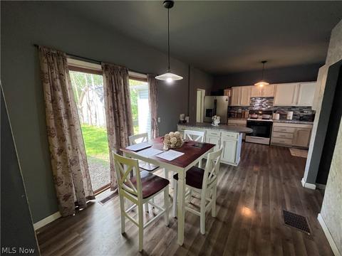 213 9th St, Elyria, OH 44035 photo 2